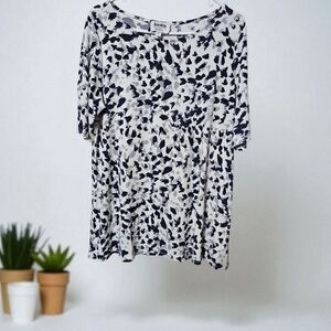 Leota Black and White Patterned Short Sleeve Top